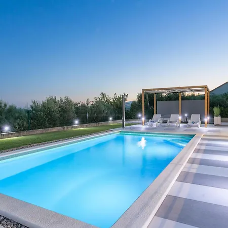 Karmen Villa Kastel Stari
